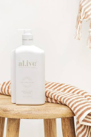 Sweet Dewberry & Clove Soy Candle